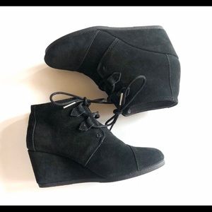 Toms black wedges